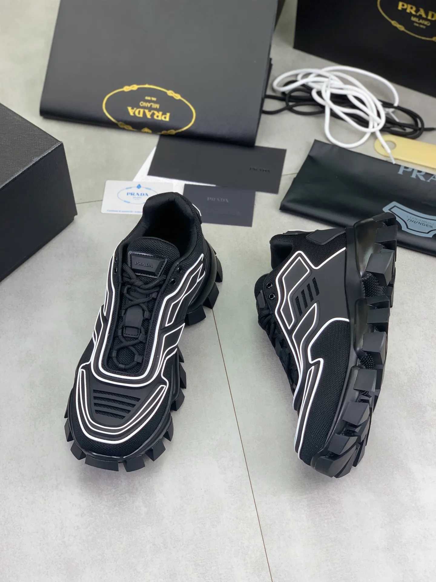 Factory price P660 top version PRADA Dark Punk Martin Rock Tank Mecha Hardcore Fighting Shoes ☑️ A century-old brand, the unique hardcore design has entered the public eye. The tank element is used as the sole design, subverting conventions, breaking the monotony and dullness, lighting up the overall shape, attracting attention, and achieving a meaningless appearance. With its hard-core styling and metal accessories full of design, it unleashes an unruly punk spirit, interprets a unique and iconic style, and demonstrates the leadership level of its pioneer originator in the field of thick-soled shoes. It is the nirvana darling of major fashion weeks. 📣📣The ultra-light foam outsole solves the problem of bulkiness and is suitable for those who know the difference. ✅Fabric: Original splicing design and production ✅Inner: Original lining➕Cow leather insole. ✅Original foam combination outsole with 8cm heel height and super light weight. ✅Code number: Female 35-39 (40 is customized and non-refundable) Male 39-45 (46 and 47 are customized and non-refundable) Full package at the counter
